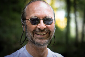 Portrait lachender Mann mit Bart und Sonnenbrille