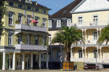 Bad Pyrmont H&auml;use und Palme am Brunnenplatz