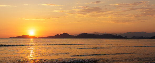 panorâmica de pôr-do-sol na praia