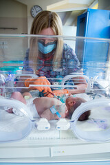 Obrazy na Plexi  Noworodek w inkubatorze na oddziale neonatologii. Intensywna terapia. 