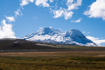 Fototapeta premium Paisaje con volcán nevado 