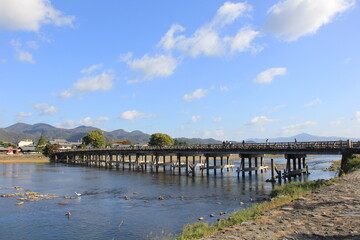 Fototapeta na wymiar 嵐山の観光名所の一つ、「渡月橋」がある風景(京都府、日本)