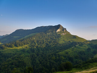 Vacas durante la subida al monte Ernio con la luna de fondo