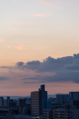 Fototapeta premium 早朝神戸の高層マンション高層階より大阪方面。雲と空がオレンジ色に染まる