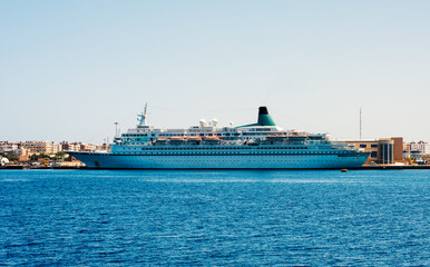 Fototapeta na wymiar large cruise ship in the Red Sea