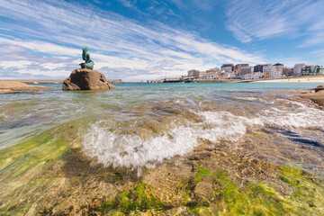 Vista de San Ciprián y de la escultura a la sirena Maruxaina, Cervo, Lugo, Galicia.