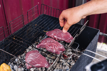 The steak is grilled. Steak on the wire rack.