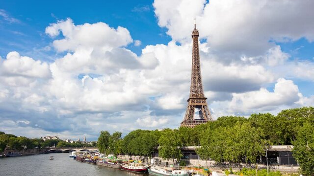 4K UHD timelapse of the Eiffel Tower - La tour Eiffel in Paris France