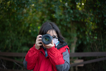 niñas niños fotógrafos, practicando fotografía con cámara digital al aire libre
