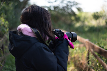 ni&ntilde;as ni&ntilde;os fot&oacute;grafos, practicando fotograf&iacute;a con c&aacute;mara digital al aire libre