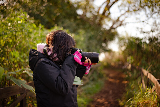 niñas niños fotógrafos, practicando fotografía con cámara digital al aire libre