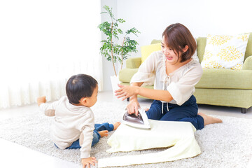 家事をするお母さんと子供
