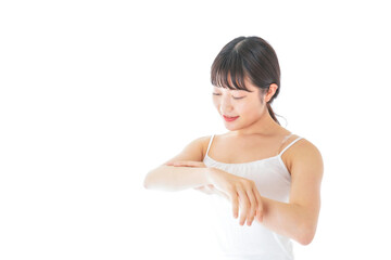 乾燥肌の対策をする若い女性