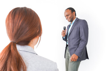 プレゼンテーションをする2人のビジネスパーソン