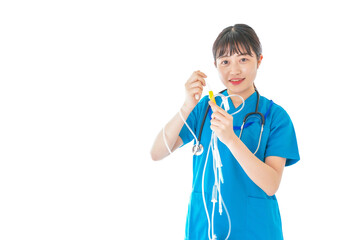 点滴を使う笑顔の若いナース