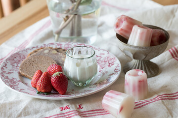 パンとヨーグルトの朝食
