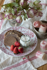 パンとヨーグルトの朝食
