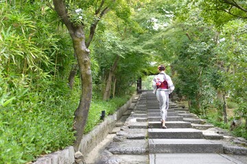 京都高台寺の石段を歩く浴衣姿の若い女性