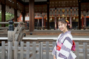 八坂神社と浴衣姿の若く美しい女性	
