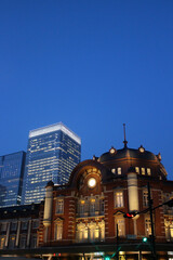 Fototapeta na wymiar 東京駅と建物に明かりが灯る街並み