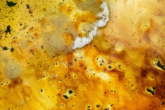 Texture jaune et orange &agrave; effet rouill&eacute; dans un liquide