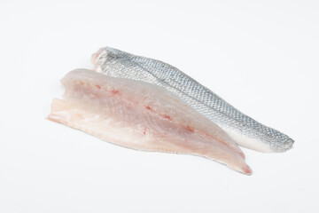 Lubina fresca filateada fondo blanco