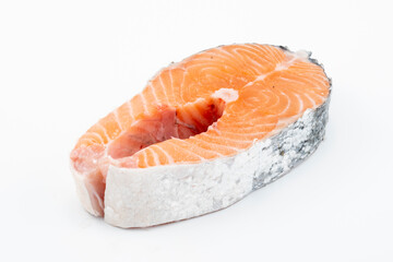 rodaja de salmón fresco fondo blanco