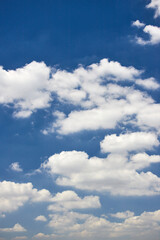 Obraz premium 夏の綺麗な青空と白い雲の風景