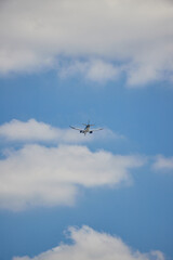 Fototapeta na wymiar 夏の綺麗な青空と飛んでいる飛行機の風景