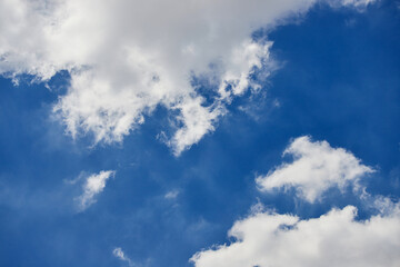Fototapeta premium 夏の綺麗な青空と白い雲の風景