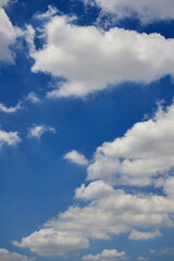 Obraz premium 夏の綺麗な青空と白い雲の風景