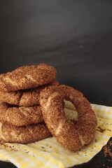 A close up on Turkish bagels, simit, on towel.
