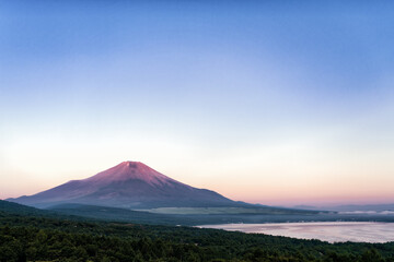 朝日に照らされる富士山頂