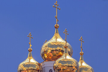 Fototapeta na wymiar Gilded domes of an Orthodox church close-up