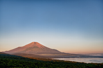 朝日に照らされてゆく富士山の裾野