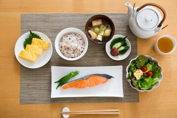焼き鮭の和朝食、焼き魚、雑穀米、日本食、俯瞰