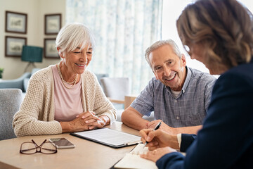 Senior couple consulting with financial agent - obrazy, fototapety, plakaty
