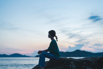 夕暮れの海にいる女性