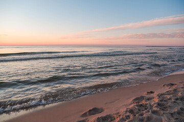 Zachód słońca na plaży w Kołobrzegu. - obrazy, fototapety, plakaty