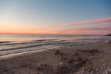 Zachód słońca na plaży w Kołobrzegu.