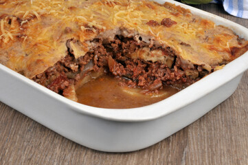 Plat de moussaka fait maison entamé en gros plan