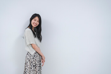 カジュアルファッションの女性