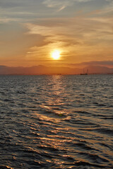 夏の伊勢湾の工業地帯の夕焼けの風景