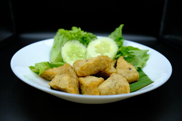 fried pork wings with salad