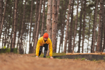 Obraz premium Man in low start position getting ready for sprint