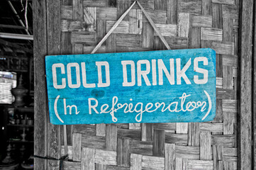 Obraz premium Cold drinks in refrigerator sign plate on wall