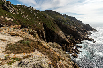 imagen de un acantilado en el Atlántico  con la marea alta y nubes en el cielo