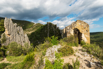Fototapeta na wymiar iglesia abandonada en la montaña entre naturaleza con paredes de piedra naturales el cielo azul y algunas nubes 