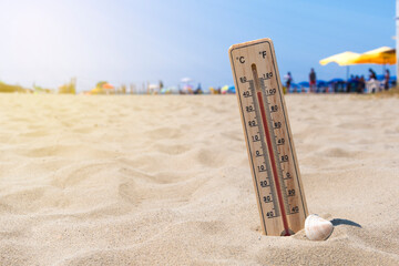 Wooden thermometer buried in the sand of an Italian beach show temperature both in Celsius and Fahrenheit scale - obrazy, fototapety, plakaty