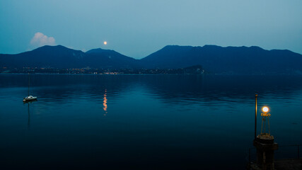 Lago Maggiore in una sera di luna piena fotografato da Oggebbio (VB), Piemonte, Italia.